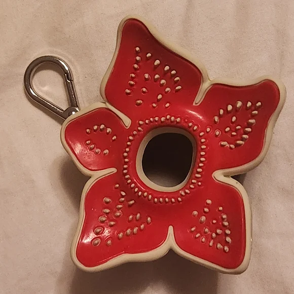 Netflix x Stranger Things Demogorgon Red Flower Keychain - Picture 1 of 3